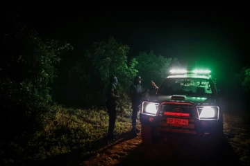 Des gardes d'une société de sécurité privée patrouillent dans une exploitation d'avocats à Tzaneen, en Afrique du Sud, le 10 mars 2021