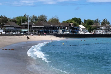 Saint-Gilles-les-Bains : le filet réinstallé sur la plage des Roches Noires 
