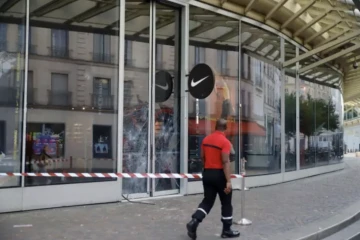 La vitrine d'un magasin Nike endommagée au Forum des Halles, le 30 juin 2023 à Paris ( AFP / - )