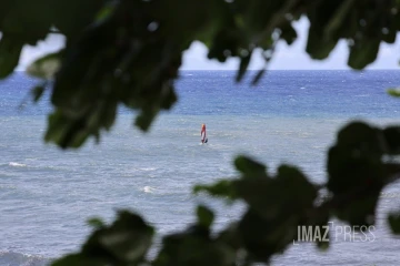 La Possession : un véliplanchiste profite du calme avant la tempête