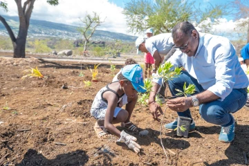 Rivière des Galets : 120 enfants participent à la création d’une mini forêt sur les berges