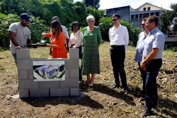 Saint-Pierre a posé lpose de la première pierre du futur béguinage à saint-pierre 