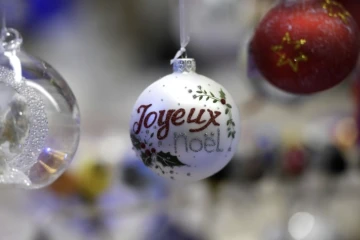 Selon un sondage réalisé par Qapa, une plateforme de recrutement, en 2022, 62% des personnes interrogées disent avoir l'habitude de fêter Noël au travail ( AFP / FREDERICK FLORIN )