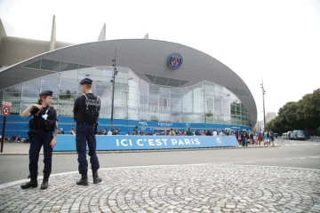 Des policiers français sont postés aux abords du Parc des Princes à Paris, le 10 août 2021
