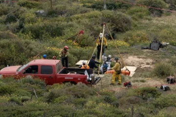 Un secouriste descend dans un puits où des cadavres ont été découverts, le 3 mai 2024 à Ensenada, dans le nord-ouest du Mexique ( AFP / Guillermo Arias )