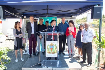 Pose de la 1ère pierre de la future crèche de la Plaine des Cafres
