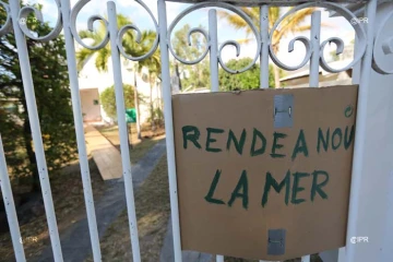 Rassemblement devant le siège de la Réserve marine