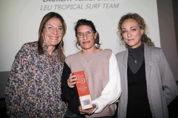 Ethel Guiltat (à droite, directrice administrative et financière) et Mélanie Fosse (au centre, responsable pédagogique et sportive) ont reçu le trophée pour l'action du club dans le sport féminin. Une sacrée récompense à la fois pour le dynamique club de l'île de la Réunion mais aussi pour le surf français. (© ANS)