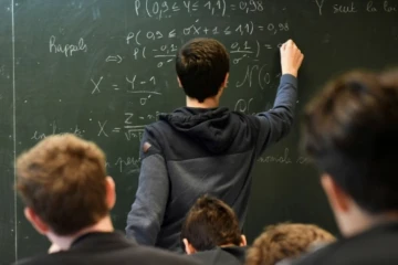 L'enquête internationale TIMSS, portant sur les acquis scolaires en mathématiques et sciences, montre que les élèves français en CM1 et quatrième restent parmi les moins bons de l'Union européenne et de l'OCDE ( AFP / Yann COATSALIOU )