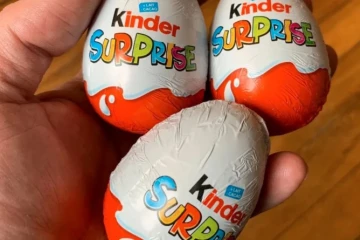 Des ?ufs Kinder Surprise font partie des produits rappelés par le groupe Ferrero. (RICCARDO MILANI / HANS LUCAS / AFP)