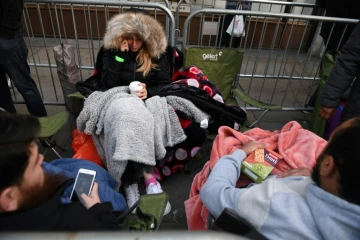 Des clients attendent devant une boutique de Londres pour acheter la dernière version d'un téléphone, le 3 novembre 2017