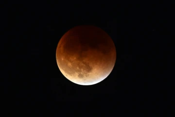 Une éclipse totale de super Lune observée depuis la vallée de San Gabriel, en Californie le 27 septembre 2015