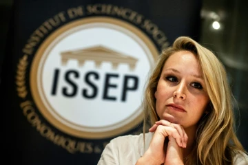 Marion Maréchal devant le logo de l'Institut de Sciences sociales, économiques et politiques, le 22 juin 2018 à Lyon
