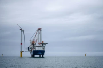 Assemblage d'une éolienne au large de Saint-Nazaire, dans l'ouest de la France, le 12 avril 2022