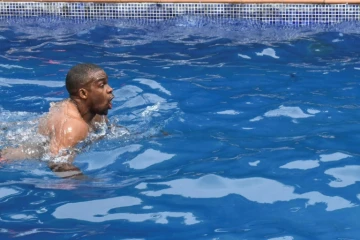 Le nageur équato-guinéen Eric Moussambani s'entraîne dans la piscine d'un hôtel de Malabo, le 12 septembre 2020 