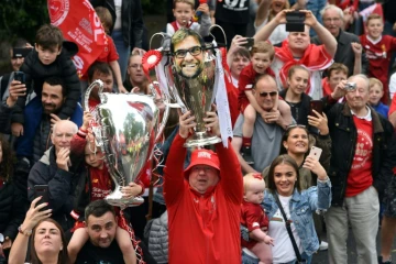Les fans de Liverpool rendent hommage à Jürgen Klopp pour son rôle dans la conquête de la C1, le 2 juin 2019 lors d'une parade festive dans les rues de Liverpool