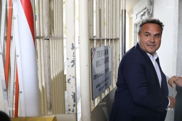Didier Robert arriver à la caserne Vérines