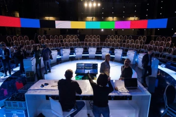Les équipes de BFM préparent le plateau télé du débat entre les 11 candidats à la présidentielle, le 3 avril 2017 à Aubervilliers