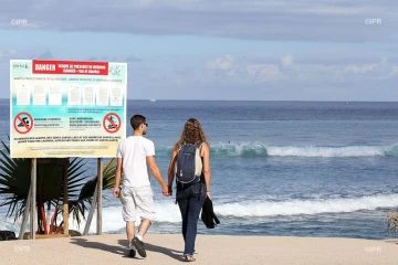 panneaux requins plage  Roches noires 