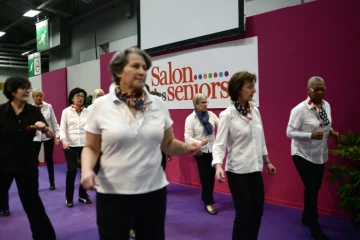 Des femmes participent à une danse à l'ouverture du Salon des seniors à Paris, le 9 avril 2015