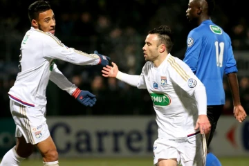 Le Lyonnais Mathieu Valbuena congratulé par Corentin Tolisso après son but contre Chamby en Coupe de France, le 20 janvier 2016 à Beauvais