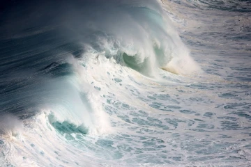houle en bord de mer avec de grosses vagues