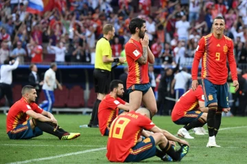 La déception des joueurs espagnols, éliminés par la Russie en 8e de finale du Mondial au stade Loujniki, à Moscou, le 1er juillet 2018 