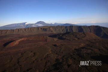 illustration volcan et plaine des sables 