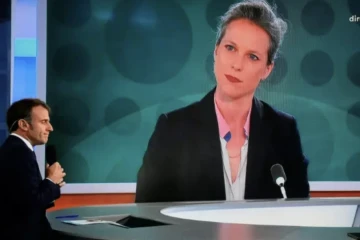 Portrait de Lucie Castets, diffusé sur un écran géant lors de l'interview du président Emmanuel Macron sur France 2, le 23 juillet 2024 ( AFP / Ludovic MARIN )