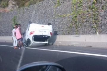 Voiture sur le toit route du littoral