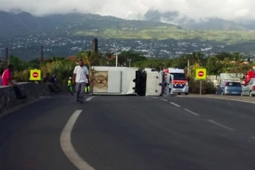 Un camion renversé sur un rond-point, le chauffeur blessé