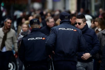 Un homme armé d'un couteau a été tué alors qu'il attaquait les agents d'un commissariat