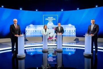 Les candidats à la présidentielle en Slovaquie Peter Pellegrini (d) et Ivan Korcok (g) avant le début d'un débat sur la chaîne de télévision RTVS le 3 avril 2024 à Bratislava