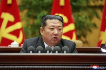 Le dirigeant nord-coréen Kim Jong Un s'exprime lors d'une réunion du Parti des travailleurs, le 26 février 2022 à Pyongyang