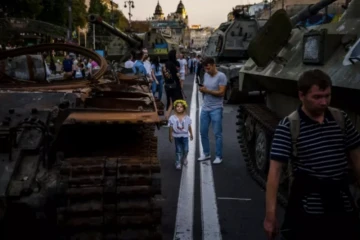 Ukraine: Occidentaux et Russes haussent le ton, la guerre entre dans son septième mois