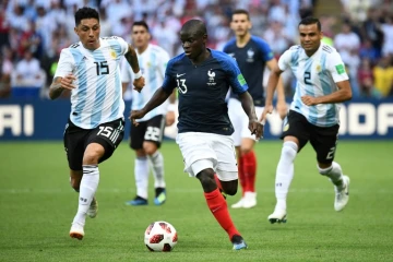 Le milieu français N'Golo Kanté (c) à la lutte avec celui de l'Argentine Enzo Perez en 8e de finale du Mondial, le 30 juin 2018 à Kazan 