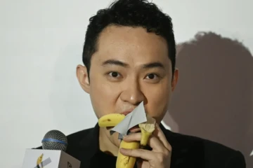Justin Sun avalant la banane qu’il a achetée, une semaine plus tôt aux enchères, près de 6 millions d’euros.