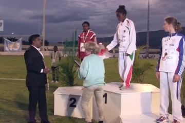 Drapeau retiré du podium