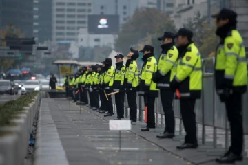 La police sud-coréenne le 7 novembre 2017 sur une route que va emprunter Donald Trump lors de sa visite dans le pays