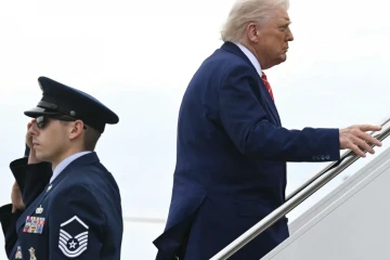 Donald Trump monte à bord de l’Air Force One à Joint Base Andrews avant un rassemblement à Pittsburgh, le 30 mai 2025.