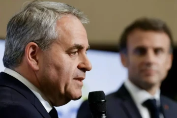 Le président des Hauts-de-France Xavier Bertrand (G) s'exprime à Dunkerque le 12 mai 2023, en présence du président Emmanuel Macron ( POOL / PASCAL ROSSIGNOL )