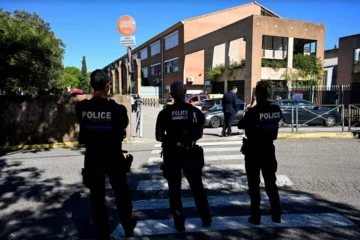 Des policiers devant le collège Joseph-Lakanal à Aubagne, le 12 octobre 2026 ( AFP / Miguel MEDINA )