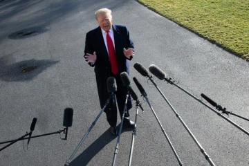 Le président des Etats-Unis Donald Trump s'adresse à des journalistes devant la Maison Blanche le 6 janvier 2019 