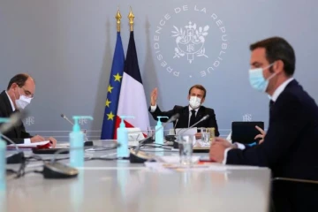 Emmanuel Macron, Olivier Véran et Jean Castex lors du conseil de défense sanitaire à Paris, le 12 novembre 2020. (THIBAULT CAMUS / POOL / AFP)