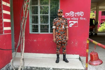 Le pompier Rakibul Hasan Bappy devant la caserne de pompiers de Chittagong, le 6 juin 2022, seul survivant de sa brigade décimée lors de l'explosion d'un dépôt de conteneurs en feu au Bangladesh
