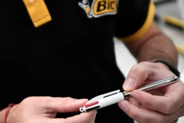  Le stylo 4 couleurs de Bic est un incontournable. [STEPHANE DE SAKUTIN / AFP] 