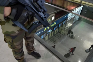 Militaires français en patrouille le 23 mars 2016 à l'aéroport Charles de Gaulle à Roissy