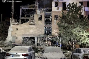 Photo diffusée par les services d'urgences ukrainiens, le 27 août 2024, montrant des sauveteurs dans les décombres d'un bâtiment touché par une frappe aérienne russe, à Kryvyï Rig ( Services d'urgence ukrainiens / Handout )