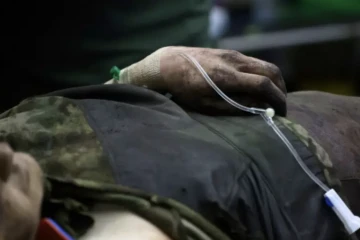 Un soldat ukrainien blessé reçoit les premiers soins, dans la région de Donetsk en Ukraine le 16 avril 2024 ( AFP / Anatolii STEPANOV )