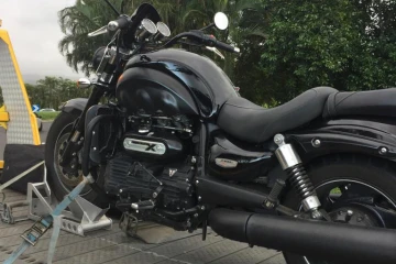 moto contrôlée à 174 à bras panon